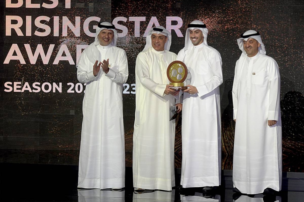 أشكناني يتسلم جائزة أفضل لاعب صاعد