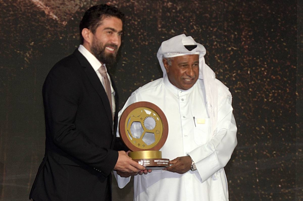 الحوطي مكرماً الخطيب بجائزة أفضل مدرب