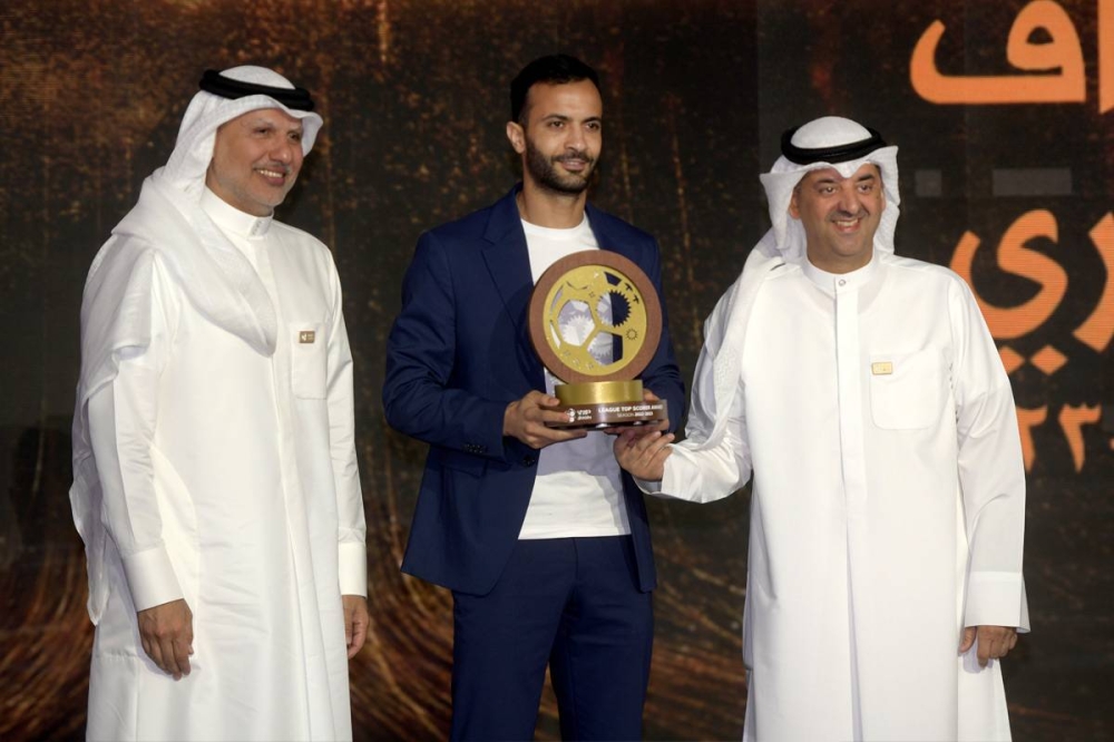 تتويج طه الخنيسي بجائزة الهداف