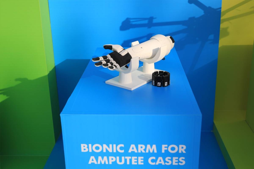 ذراع اصطناعي - أحد اختراعات مشاريع طلبة AUM في مجال الخدمات الصحية