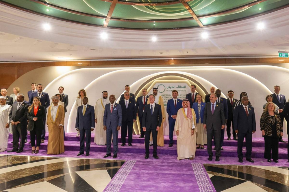 صورة للمشاركين في اجتماع التحالف ضد «داعش» بالرياض (أ ف ب)