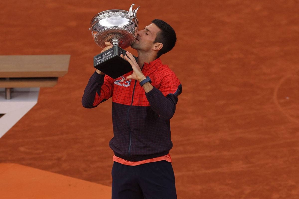 ديوكوفيتش مقبلا الكأس