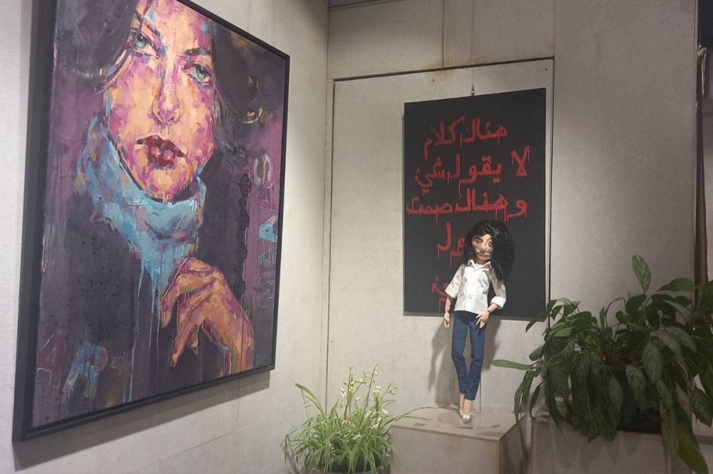 من لوحات المعرض