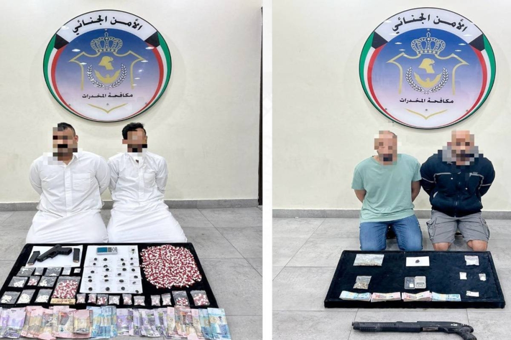 متهمون وأمامهم المضبوطات