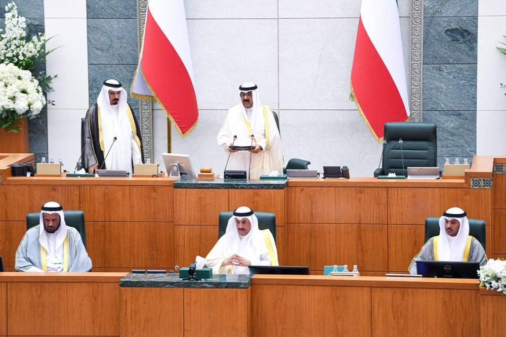 سمو نائب الأمير ولي العهد خلال إلقاء «النطق السامي» في جلسة الافتتاح أمس