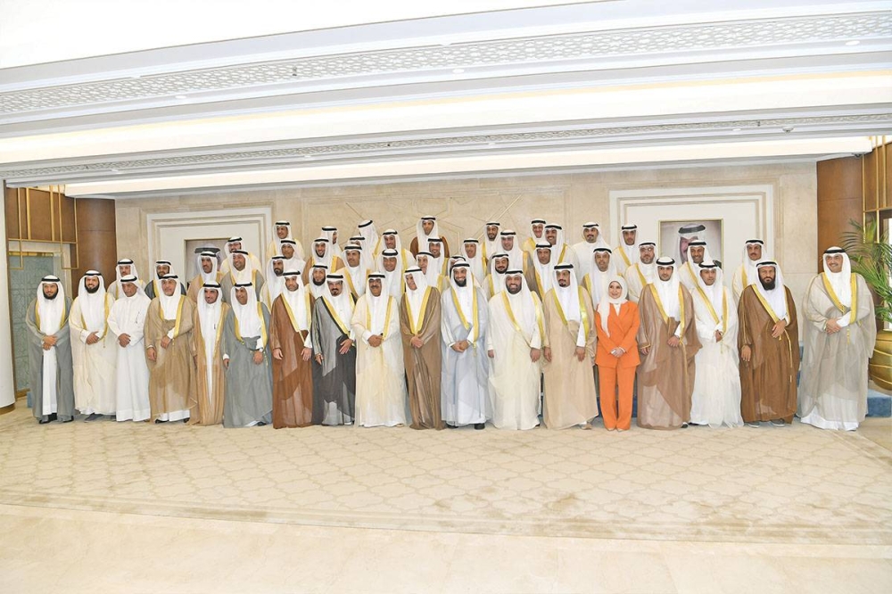 نائب الأمير متوسطاً رئيس وأعضاء مجلس الأمة في لقطة تذكارية عقب افتتاح سموه دور الانعقاد أمس