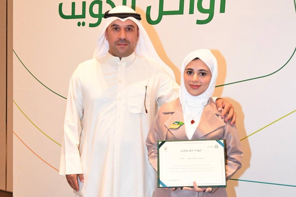 متفوقة مع والدها في الحفل