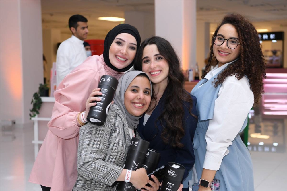 فرحة الطلبة بإنجاز جامعة الشرق الأوسط الأميركية