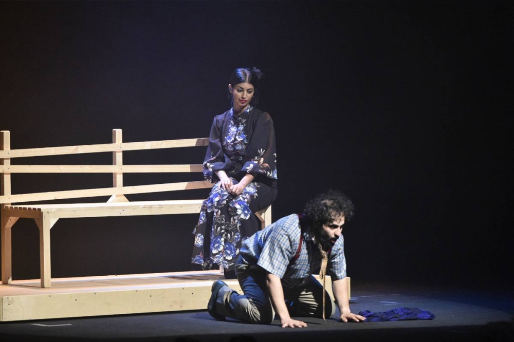 من مسرحية «الهجين»