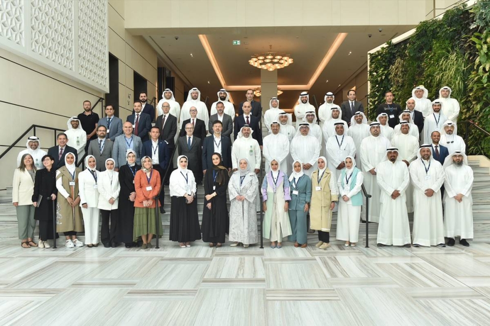 صورة جماعية للمشاركين في الحلقة النقاشية والبرنامج