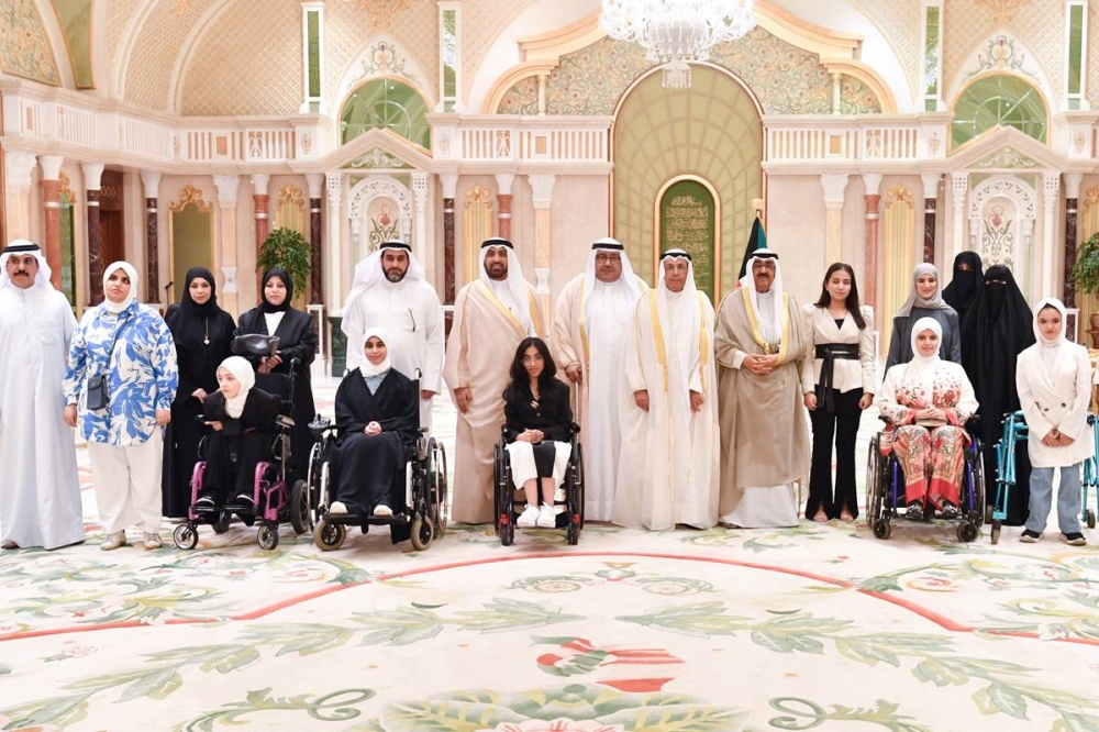 سمو ولي العهد الشيخ مشعل الأحمد متوسطاً الفائقين من ذوي الاحتياجات الخاصة