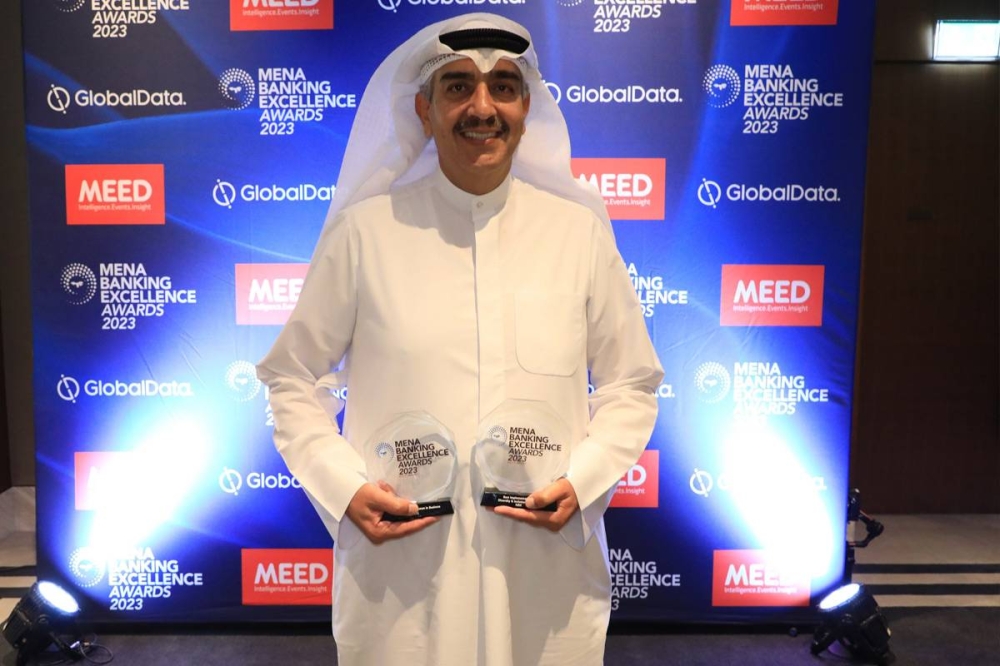 العبلاني خلال تسلمه الجائزة