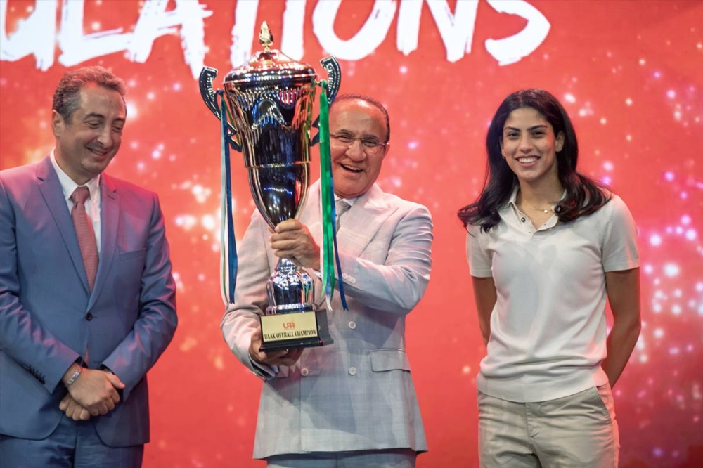 ... ويرفع كأس الفوز بدوري الجامعات الخاصة