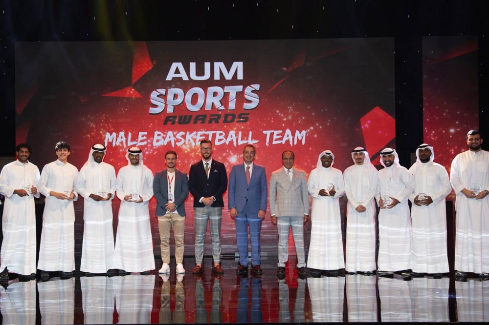 رئيس مجلس أمناء جامعة «AUM» متوسطاً الفرق الفائزة