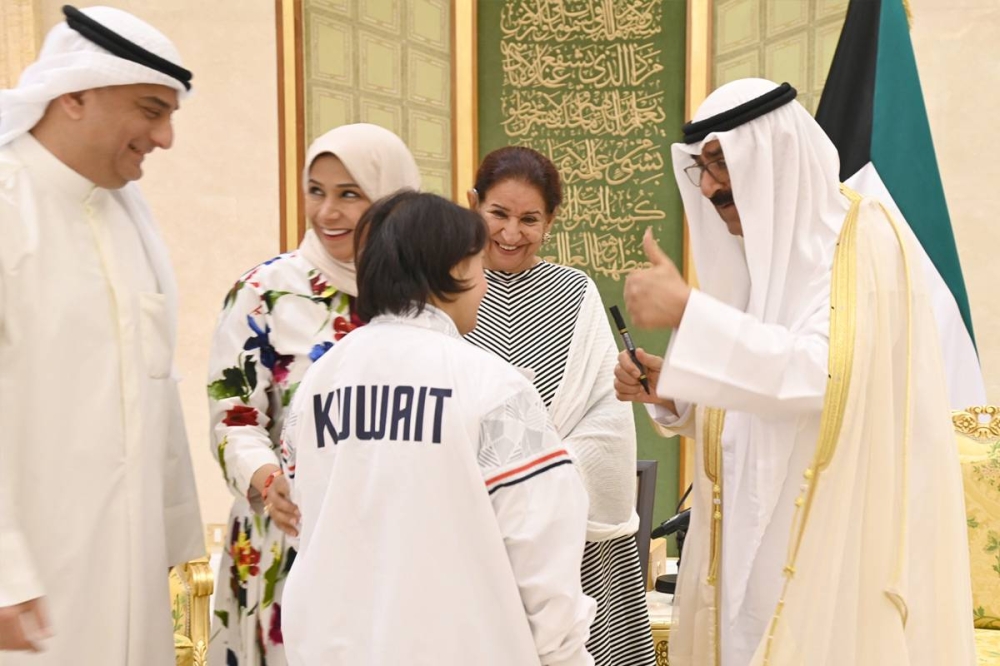 سموه يوقع لإحدى المشاركات في الأولمبياد