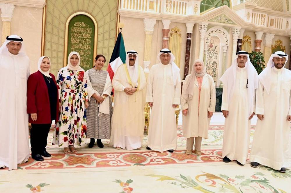 ولي العهد متوسطاً شيخة العبدالله والنوري وبورسلي وأعضاء مجلس إدارة نادي الطموح