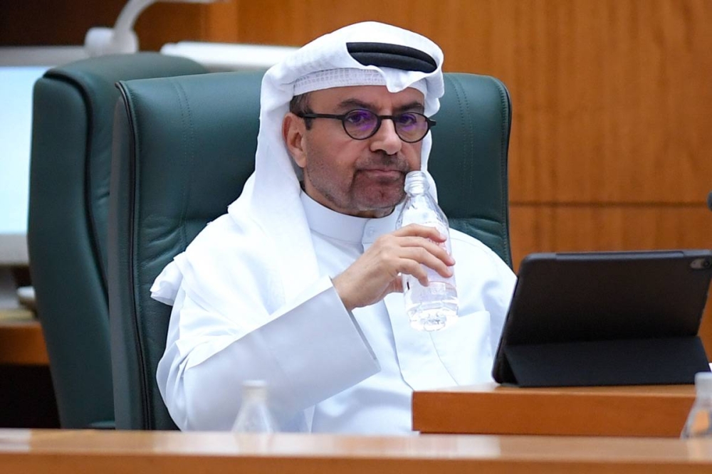 البراك يشرب «ماي» خلال استماعه لملاحظات النواب