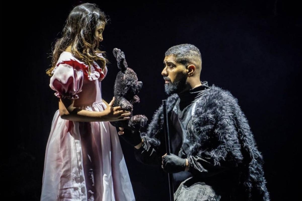 لقطة من مسرحية «الأرانب»