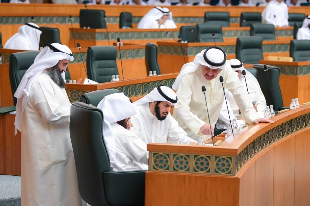 الوزير عيسى الكندري ومحاولات تقريب وجهات النظر