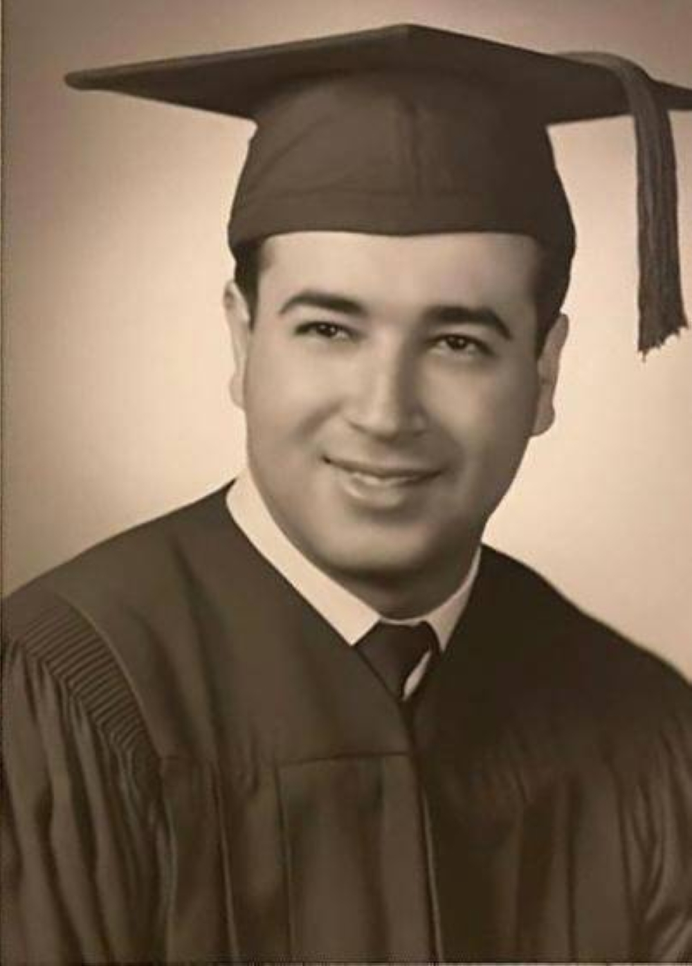 أحمد عبدالوهاب النقيب بلباس التخرج عام ١٩٥٧