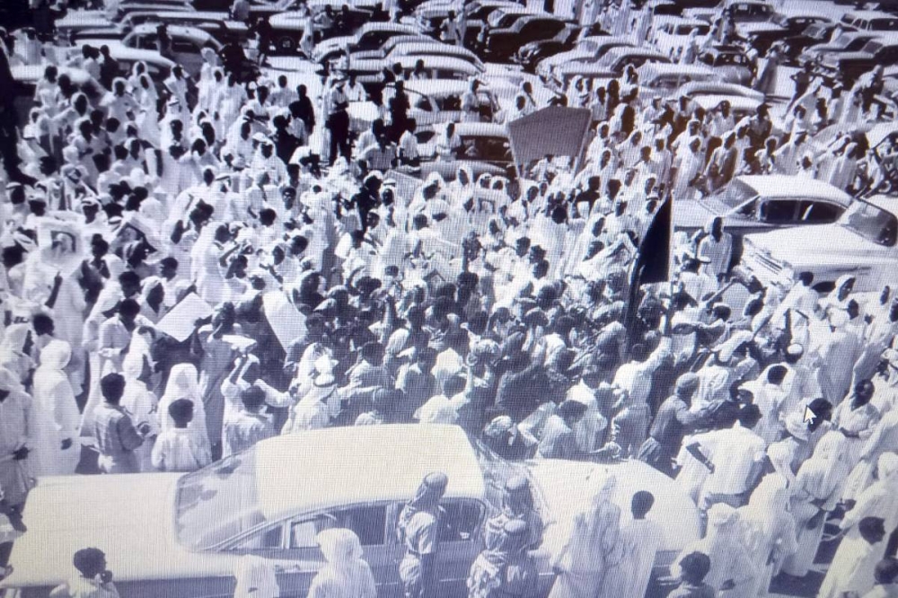 كويتيون يفزعون لبلدهم أمام قصر السيف عام 1961 عندما نشبت أزمة مع العراق بسبب تهديد الرئيس عبدالكريم قاسم
