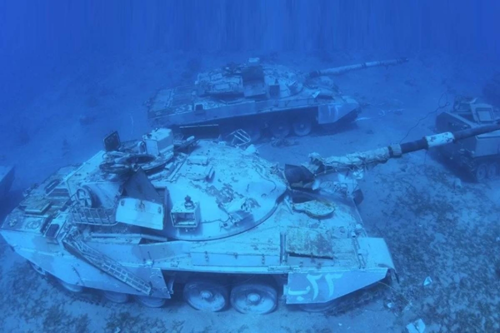 إحدى القطع الحربية بعد إغراقها