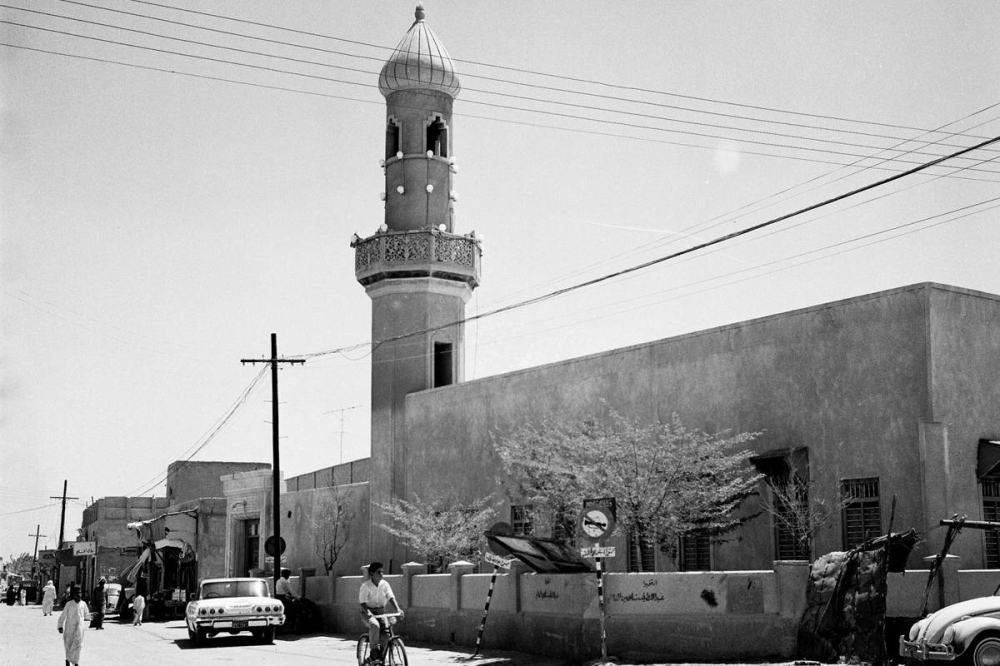 أحد المساجد في لقطة قديمة