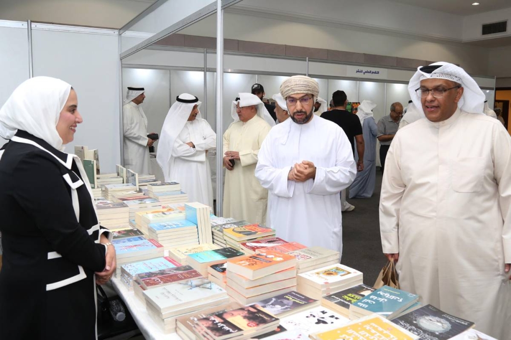 المليفي والخروصي في جولة بالمعرض