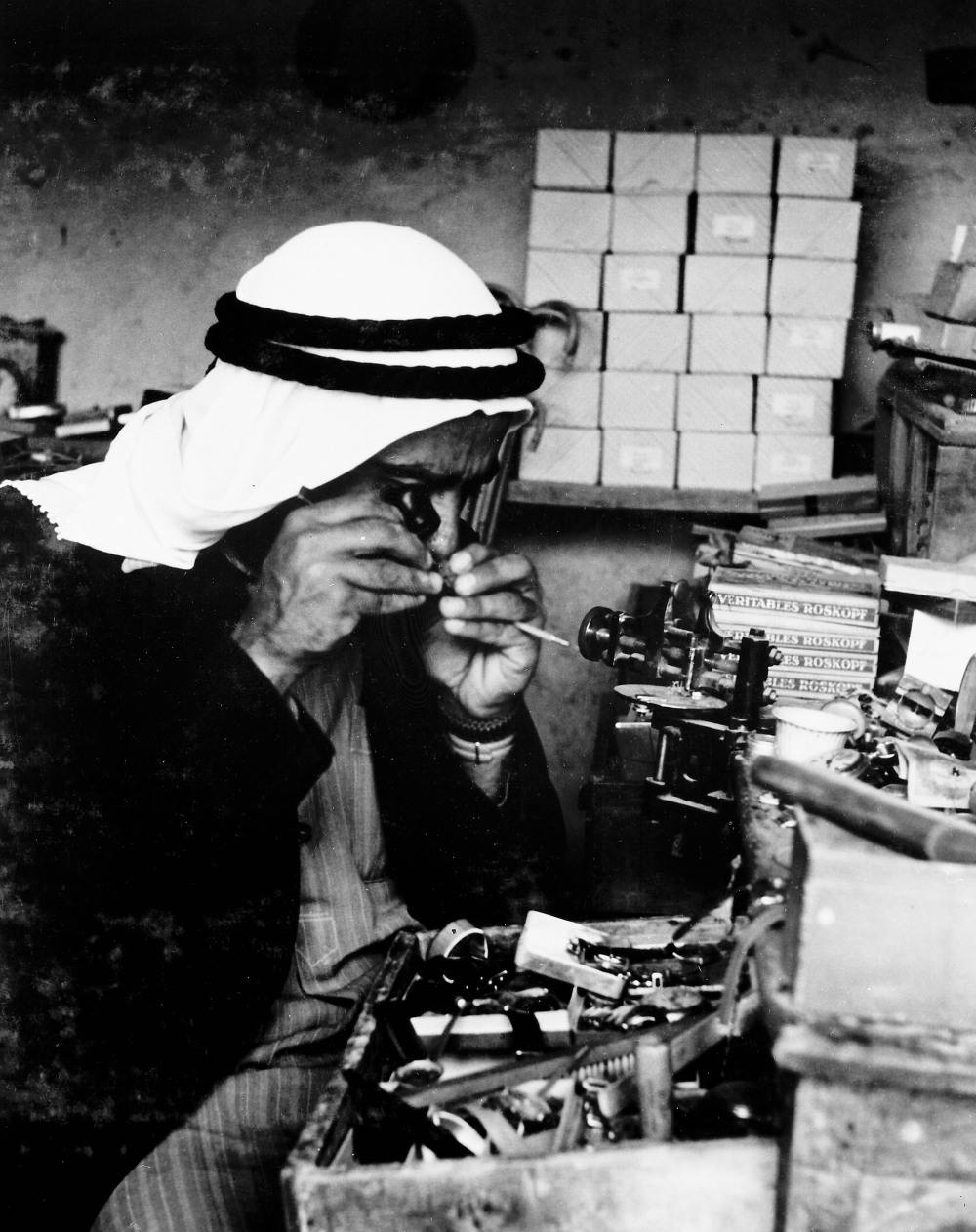 تاجر لؤلؤ يستخدم مكبر عدسات للتأكد من نقاوته