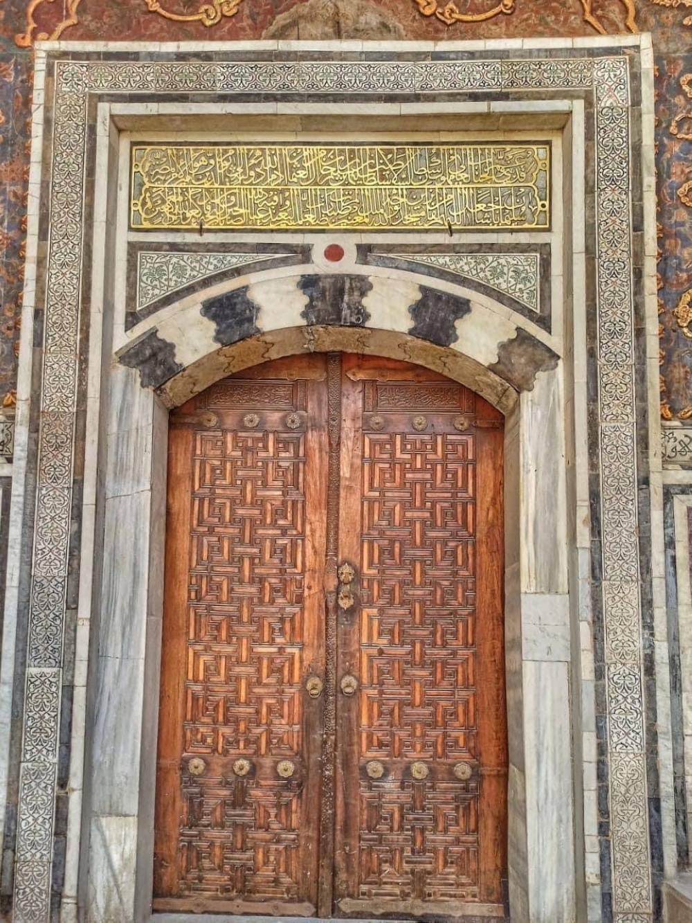 أحد الأبواب بعد ترميمه