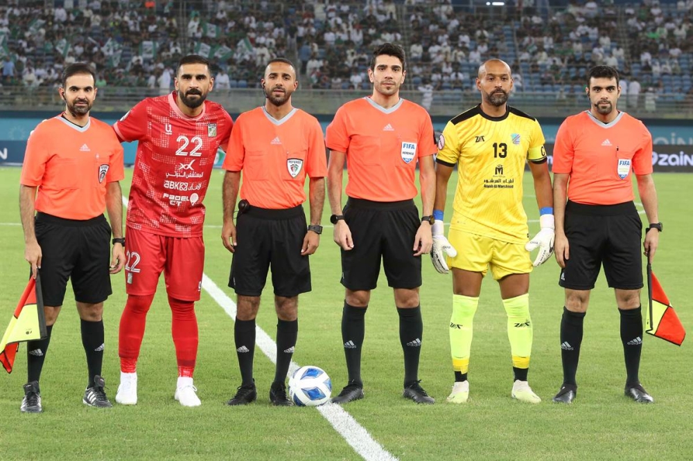 الحكم عبدالله الجمالي ومعاونوه لمباراة العربي والسالمية