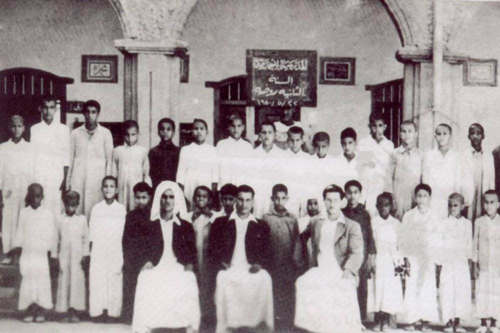 لقطة من عام 1950 في المدرسة الأحمدية لمجموعة من الطلبة والمدرسين بينهم المربي الفاضل أحمد الياسين