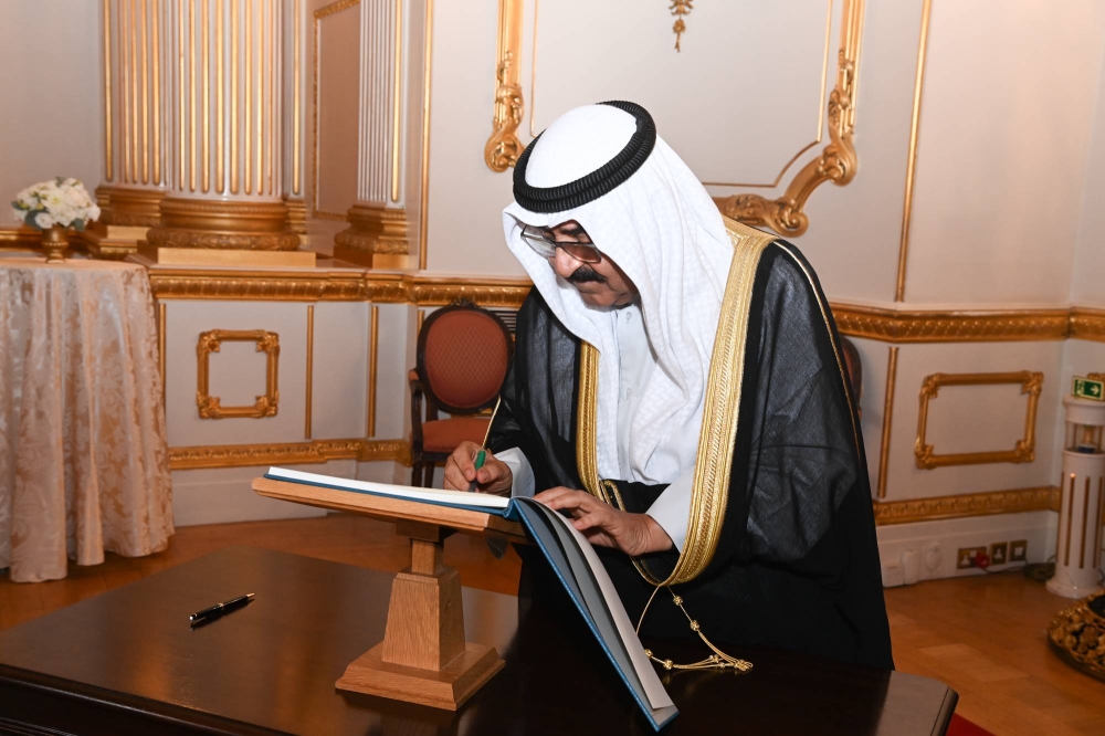 ... وسموه يدون كلمة في سجل التشريفات أمس