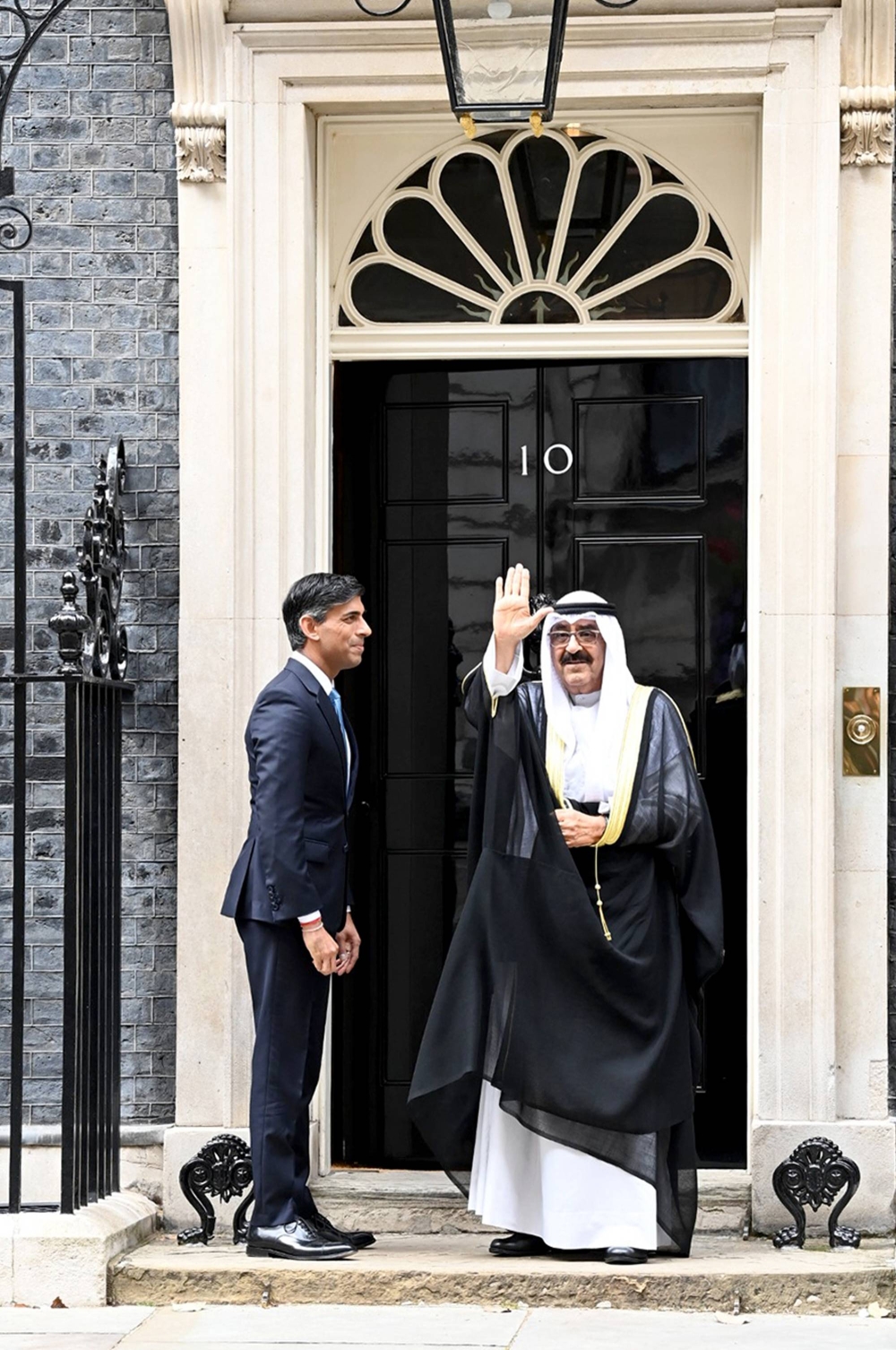 سموه يحيي المشاركين في استقباله قبيل الاجتماع مع سوناك