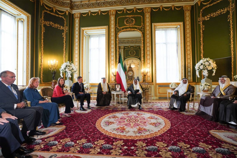 ولي العهد يتوسط المشاركين في الحفل