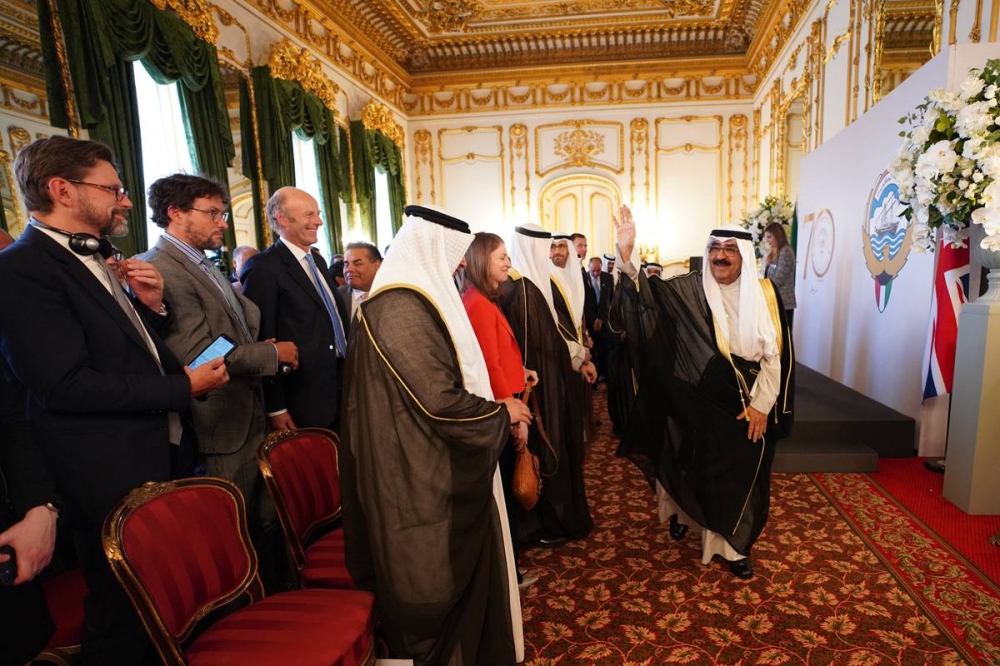 ولي العهد محيياً الحضور لدى وصوله إلى الحفل