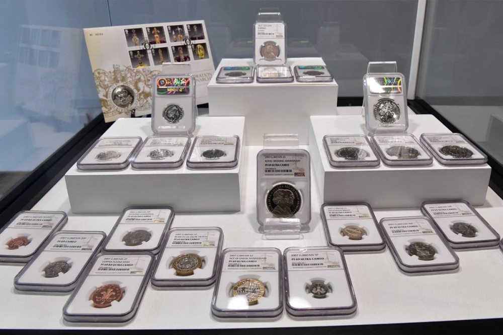 عملات وطوابع