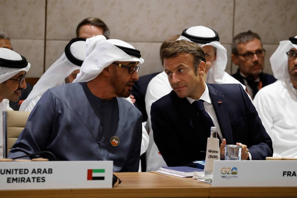 دردشة بين ماكرون وبن زايد على هامش القمة «أ ف ب»