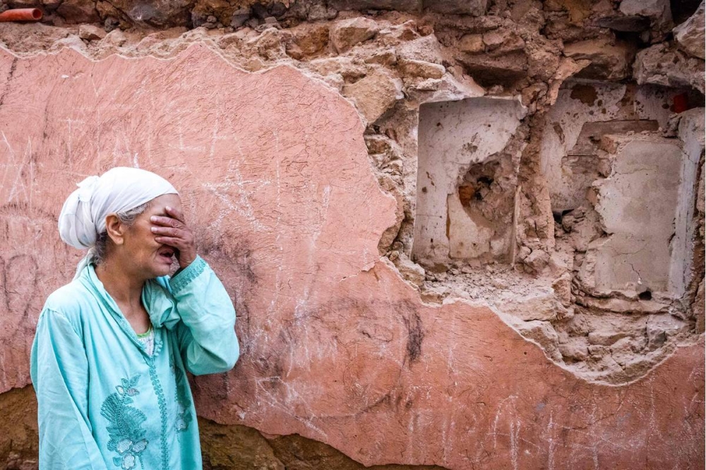 امرأة تبكي منزلها المتضرر من الزلزال في المدينة القديمة في مراكش(ا ف ب)