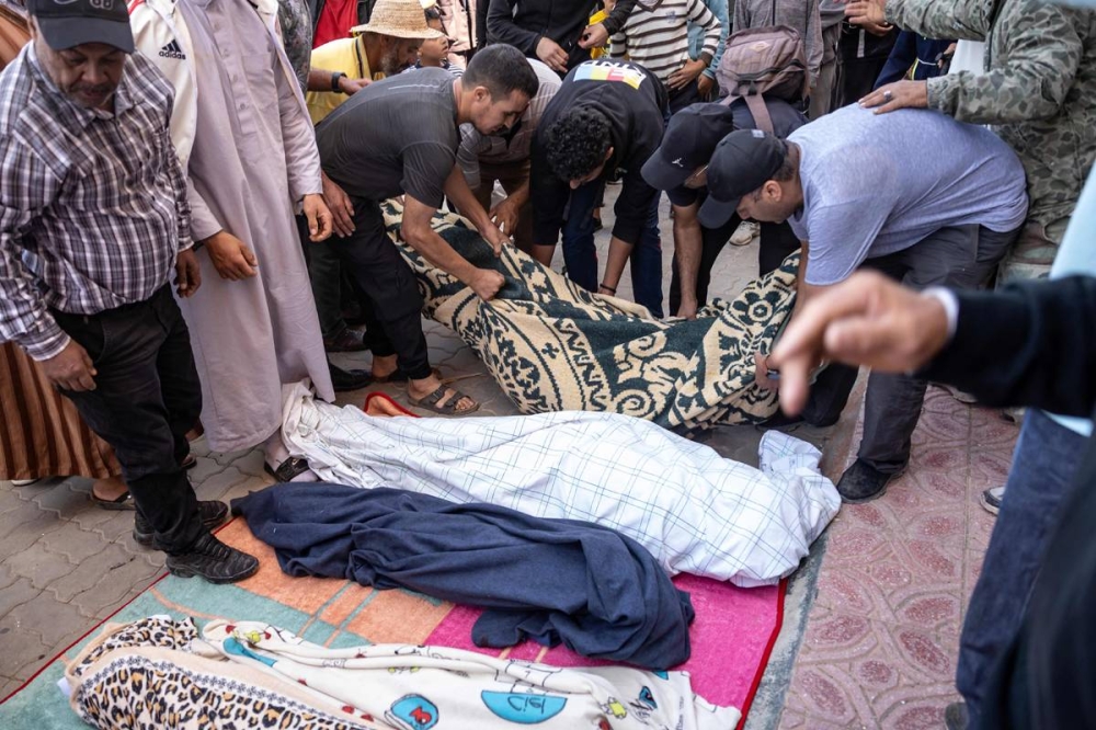 أهالي منطقة مولاي ابراهيم يجمعون جثث ضحايا الزلزال(ا ف ب)