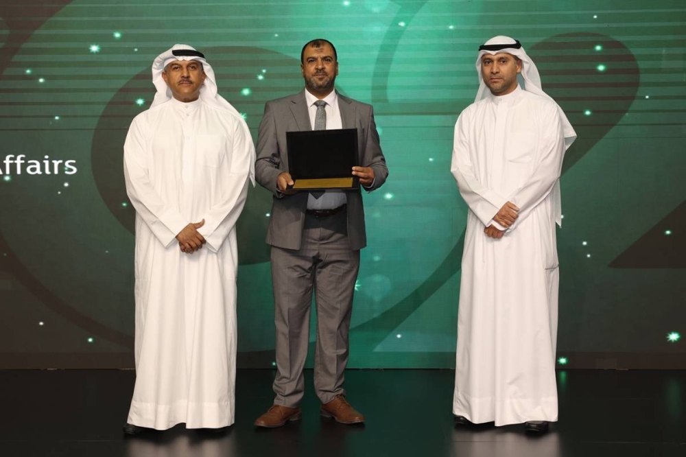 الرشود وفواز العنزي يكرمان موظفاً آخر