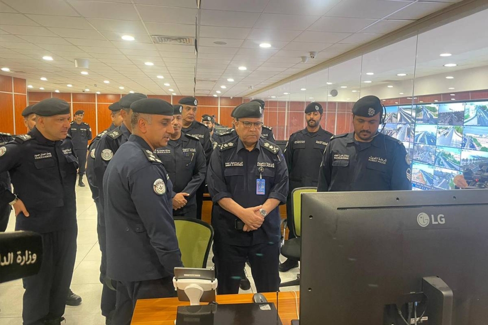 البرجس خلال تفقّده غرفة عمليات المرور