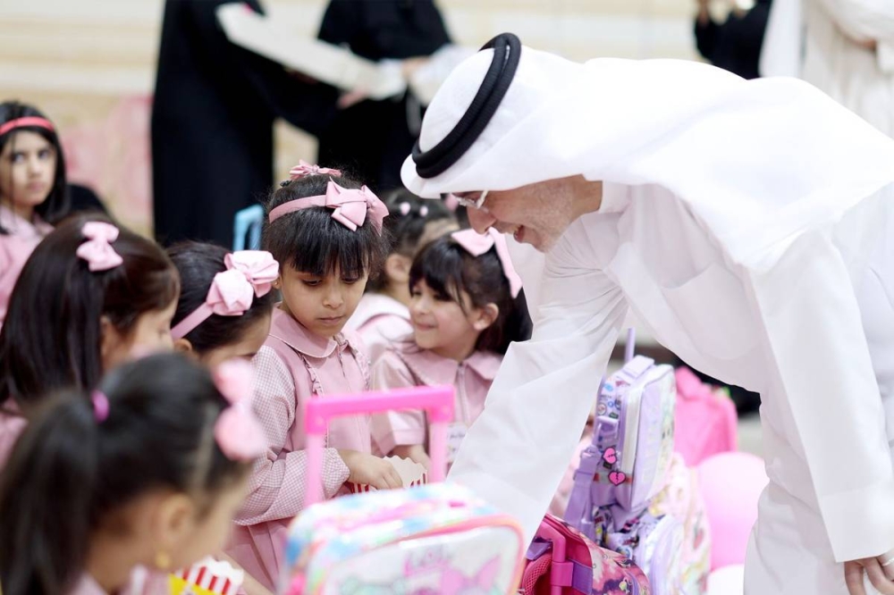 الوزير المانع متفقداً مدرسة ابتدائية للبنات أمس