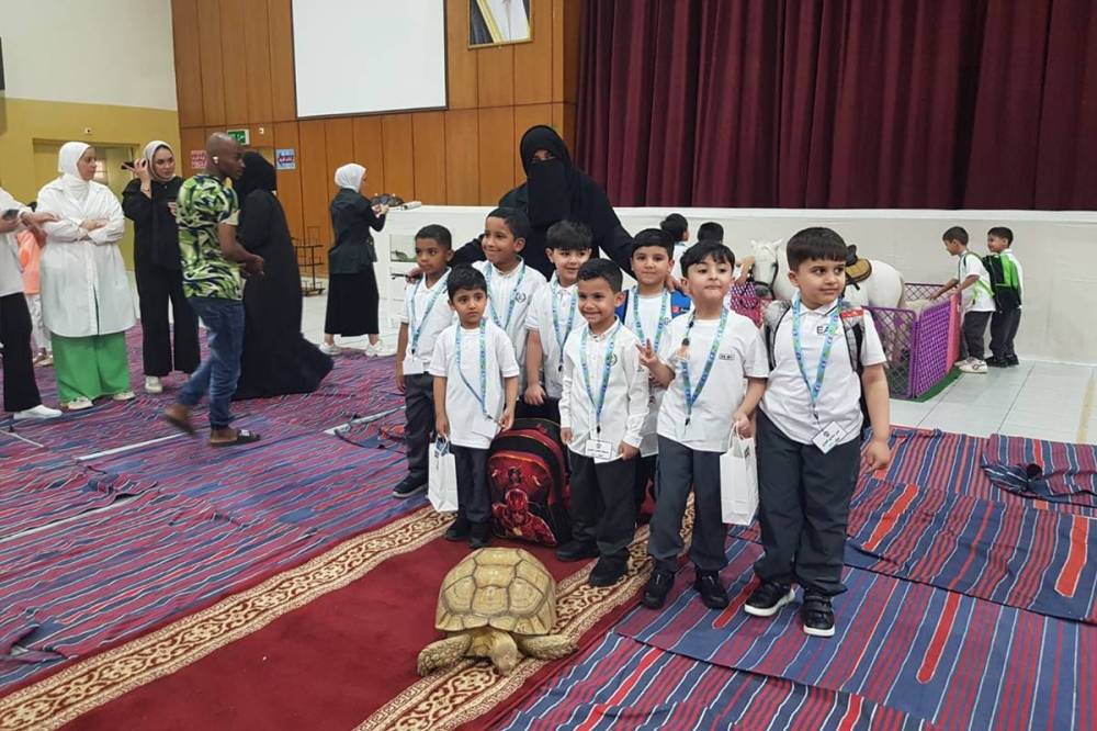 آمال العنزي مع طلاب «الجنيدل» في أول يوم دراسي