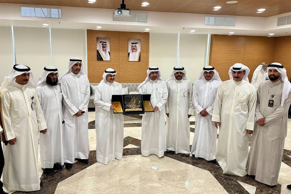 وزير الشؤون يتوسط قياديي ومسؤولي الوزارة