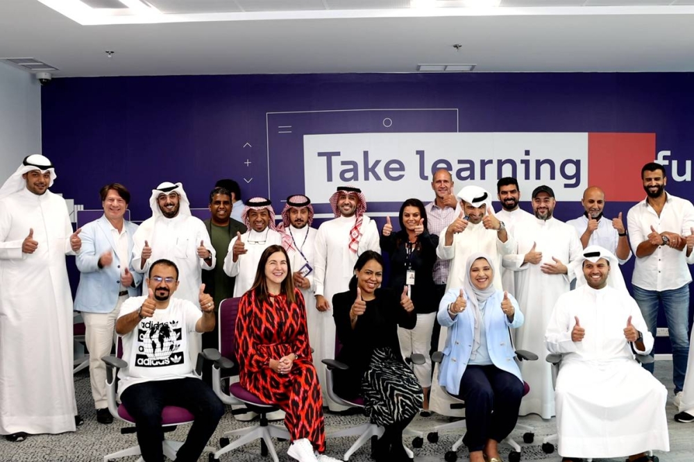 المشاركون مع لجنة التحكيم من «inspireU»