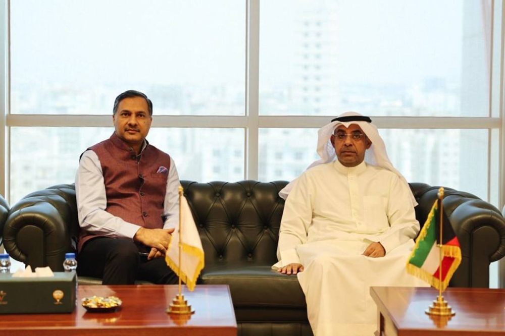 مرزوق العتيبي مستقبلاً سفير الهند د. آردش سويكا