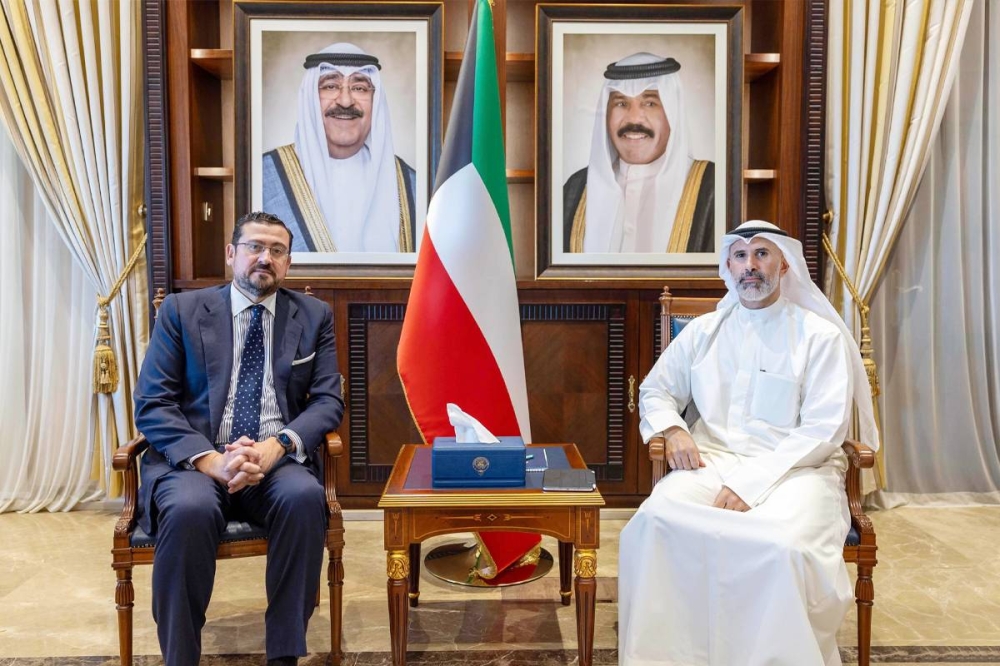 السفير الشيخ جراح الجابر الصباح مستقبلاً سفير مملكة إسبانيا لدى دولة الكويت