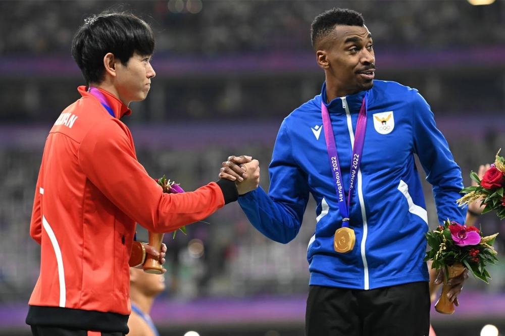 اليوحة مصافحاً الياباني شونيا تاكاياما