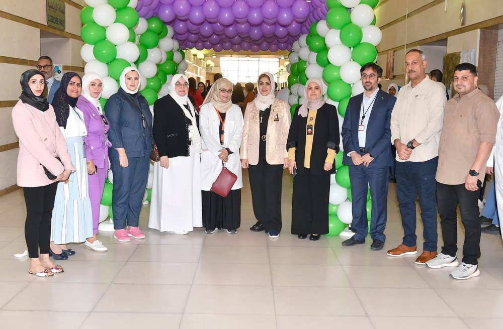 العلي والصايغ والعنزي يتوسطون المشاركين في الاحتفال 